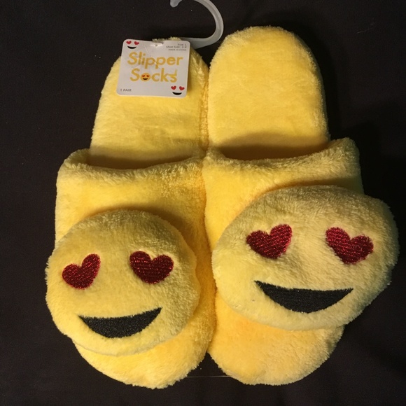 High Point Design Other - NWT GIRLS EMOJI SLIDE SLIPPER SOCKS SIZE 3-4 LARGE